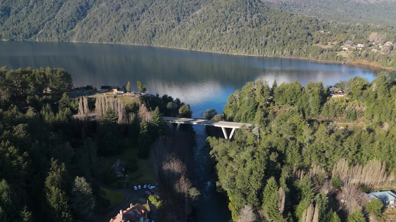 湖上山桥鸟瞰图
科伦托索河上的桥- Villa La Angostura- Neuquen-阿根廷视频素材