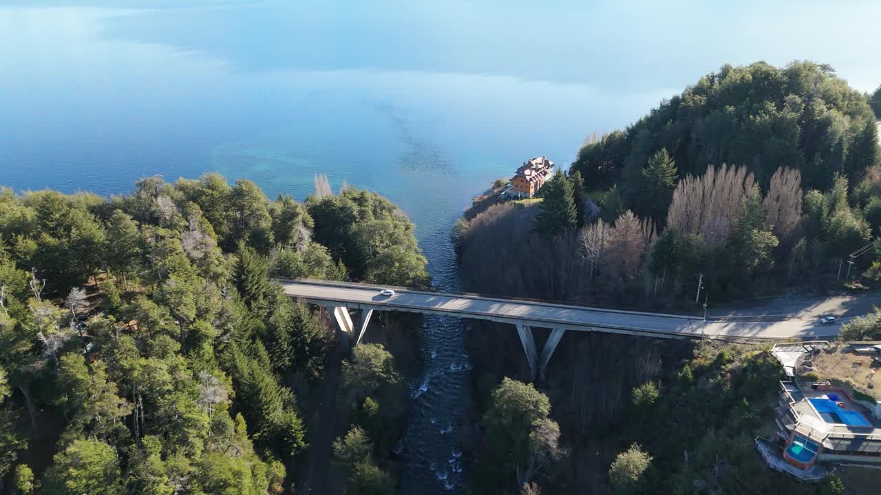 湖上山桥鸟瞰图
科伦托索河上的桥- Villa La Angostura- Neuquen-阿根廷视频下载