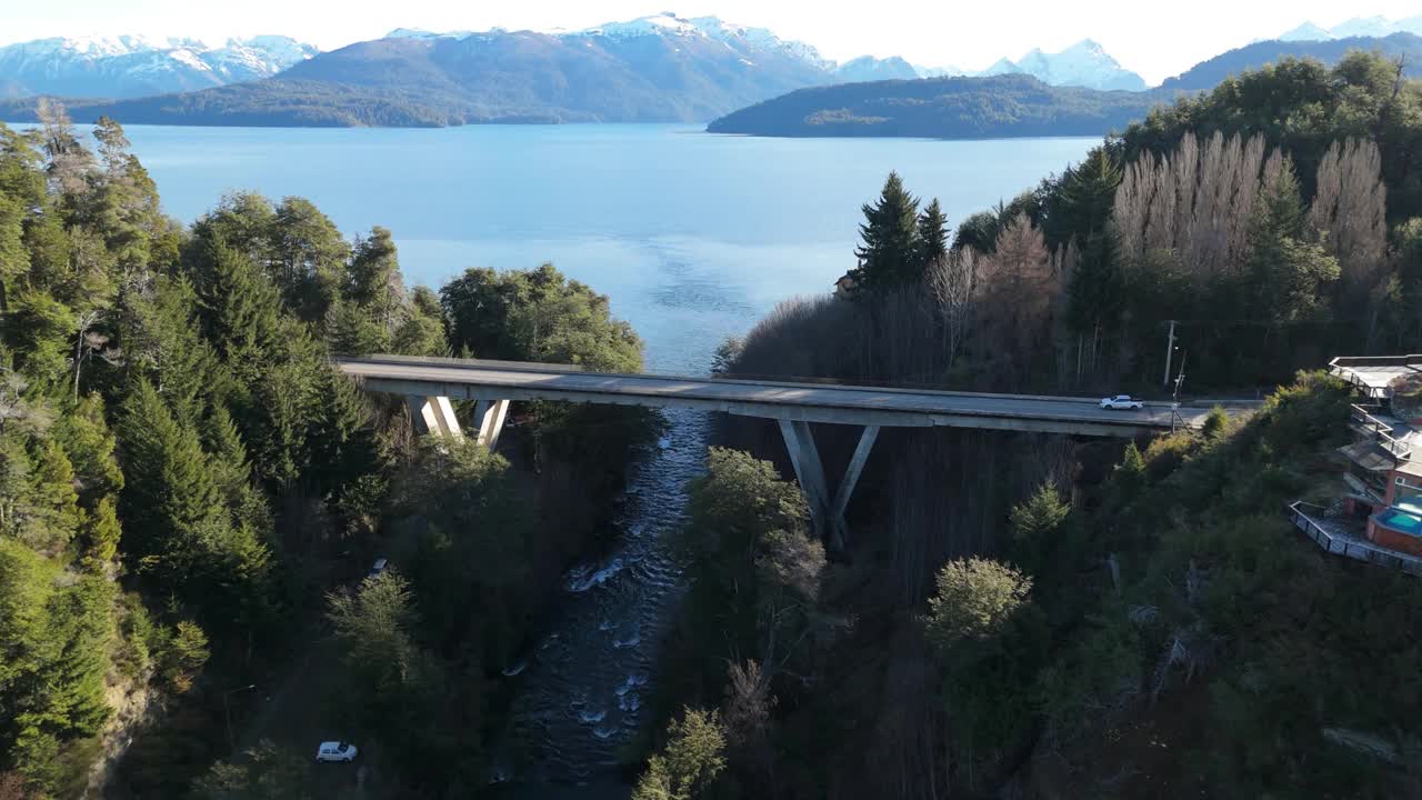 湖上山桥鸟瞰图
科伦托索河上的桥- Villa La Angostura- Neuquen-阿根廷视频素材