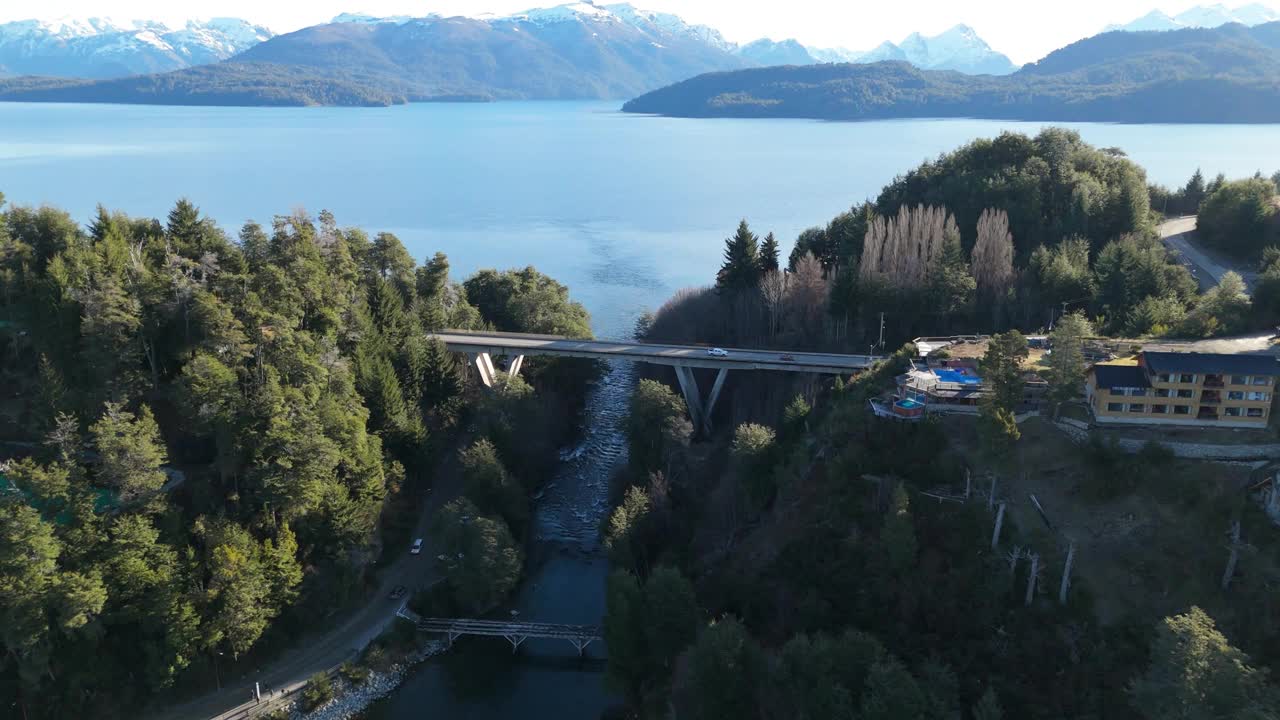 湖上山桥鸟瞰图
科伦托索河上的桥- Villa La Angostura- Neuquen-阿根廷视频素材