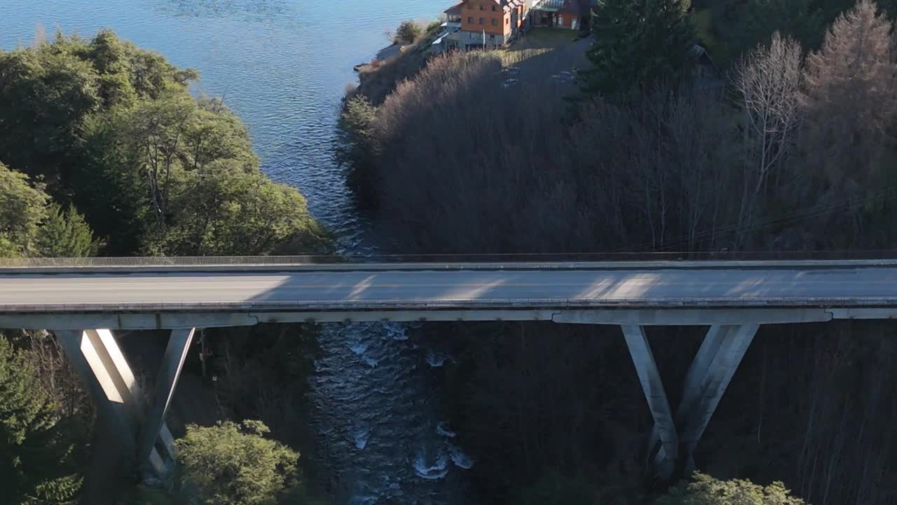 湖上山桥鸟瞰图
科伦托索河上的桥- Villa La Angostura- Neuquen-阿根廷视频素材