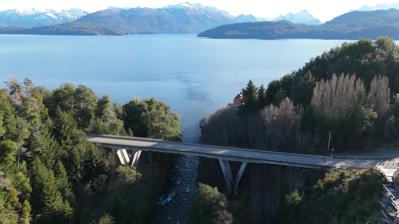 湖上山桥鸟瞰图
科伦托索河上的桥- Villa La Angostura- Neuquen-阿根廷视频下载