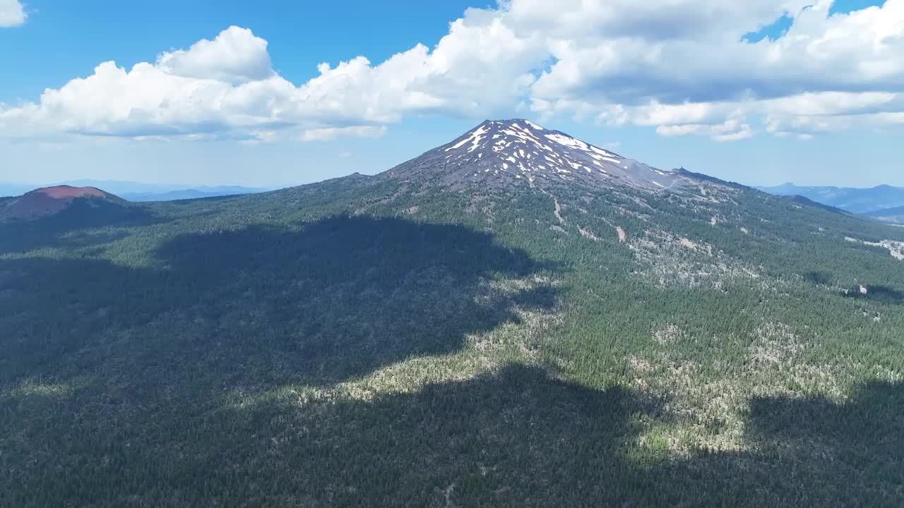 俄勒冈州夏季的森林和巴彻山鸟瞰图视频素材