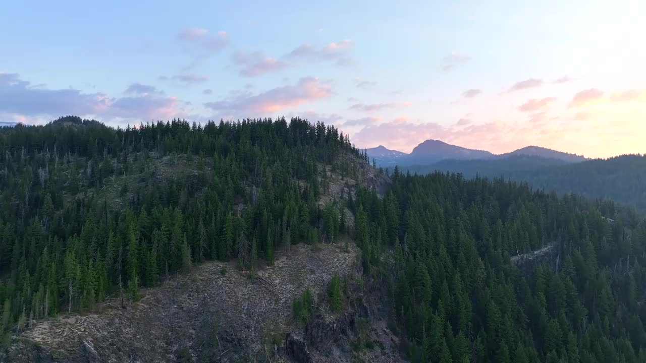 鸟瞰俄勒冈中部美丽的山景视频素材