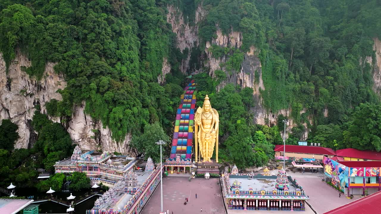 洞穴巨大，天花板很高，寺庙在马来西亚开阔的天空下，空中视频素材