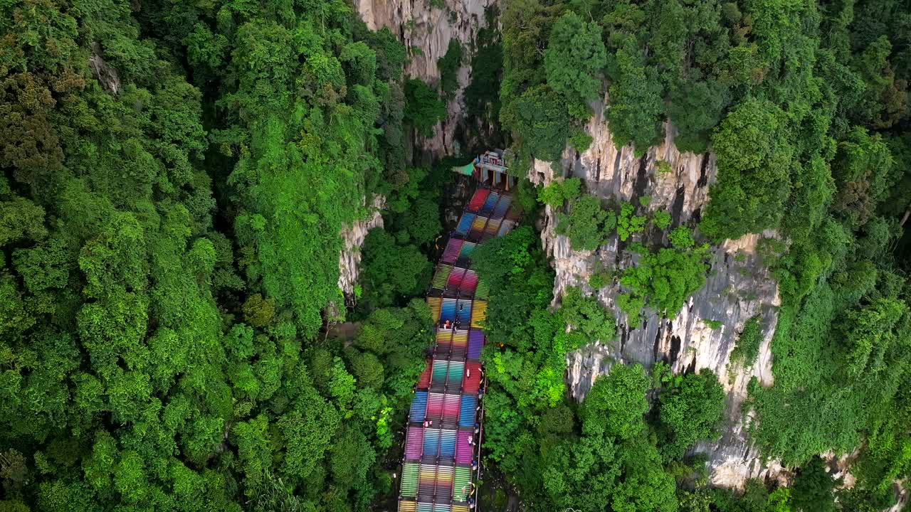 楼梯爬上洞穴的中心，神圣的道路，旅程的开始视频素材