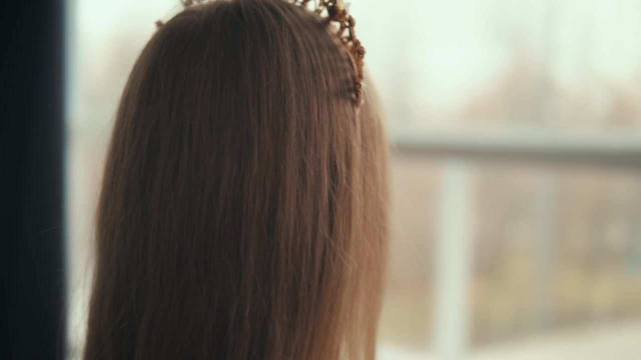 肖像近距离幻想美丽的女孩公主在金色的皇冠上。中世纪复古连衣裙。可爱年轻的脸。历史女性迷人的女王。时装模特看窗口工作室背景。视频素材画面3
