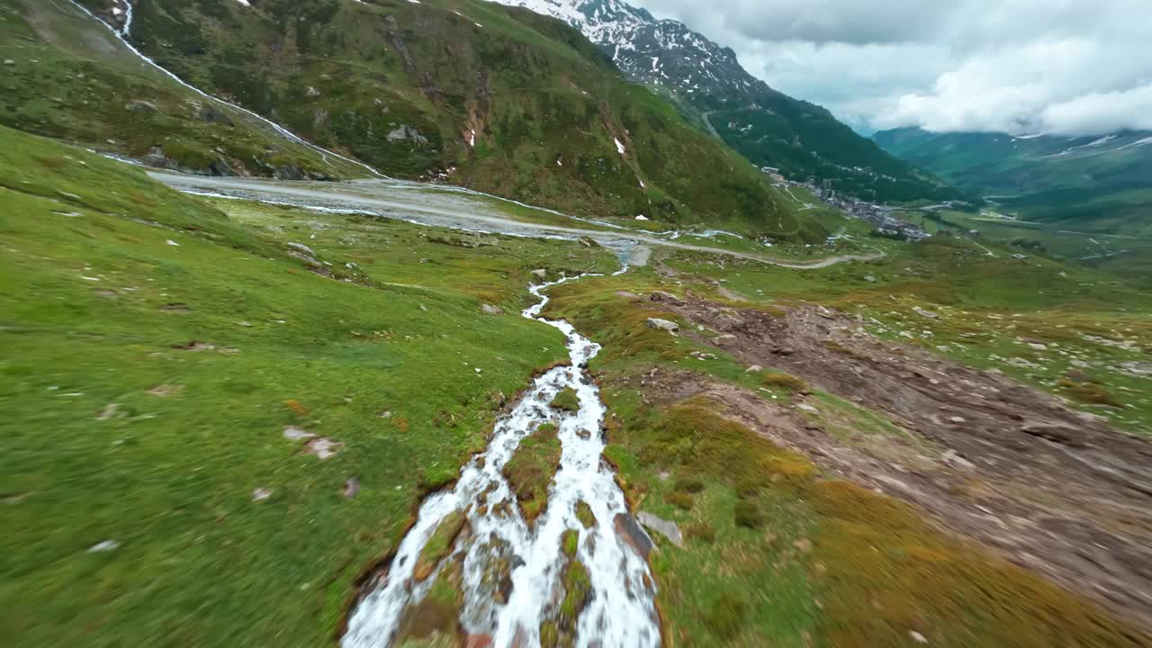 鸟瞰图，在茂密的绿色山丘中，Cervinia附近的一条瀑布般的山涧视频素材