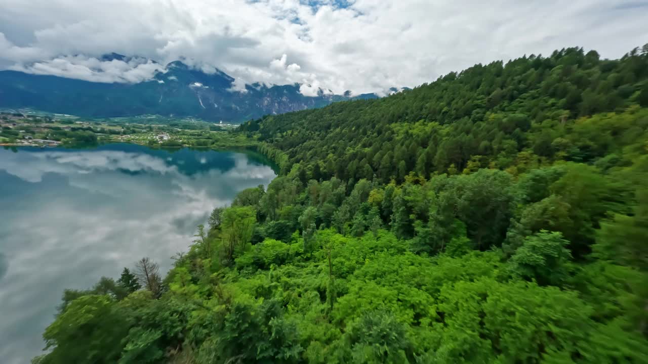 莱维科湖与郁郁葱葱的绿色森林和山脉的背景，鸟瞰图视频素材