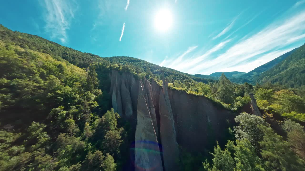 塞贡萨诺金字塔位于郁郁葱葱的绿色山谷中，天空湛蓝，阳光明媚视频素材