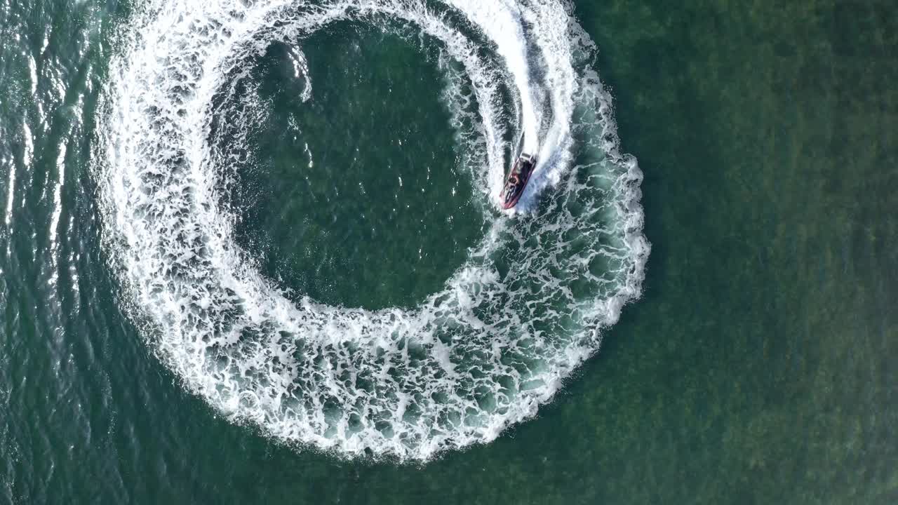 Lago di levico被郁郁葱葱的绿色森林和宁静的水域包围，鸟瞰视频素材