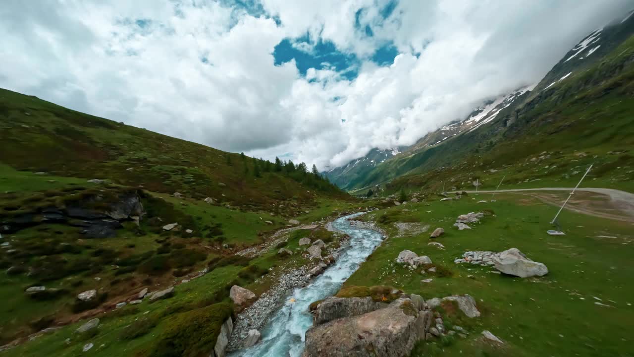 在充满活力的天空下，在Cervinia附近一个郁郁葱葱的山谷里流动的山涧视频素材