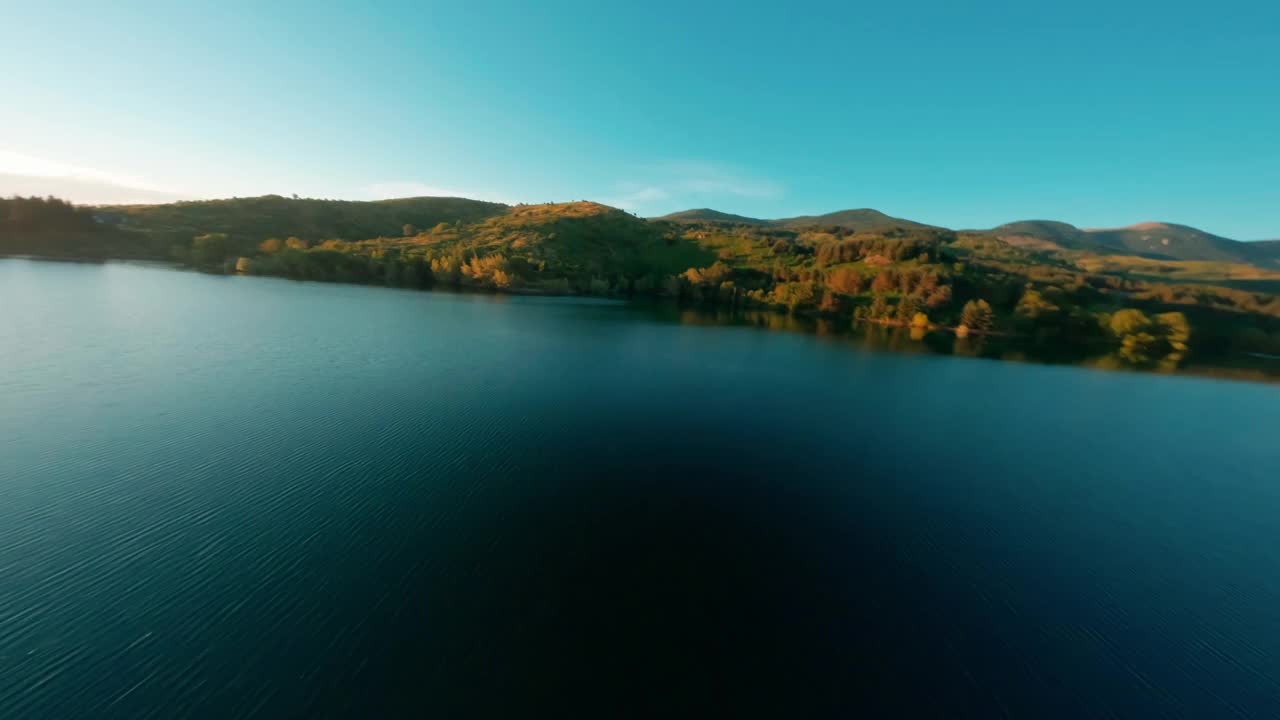 在阳光明媚的日子里，贾科皮纳湖被绿色的山丘环绕，鸟瞰图视频素材