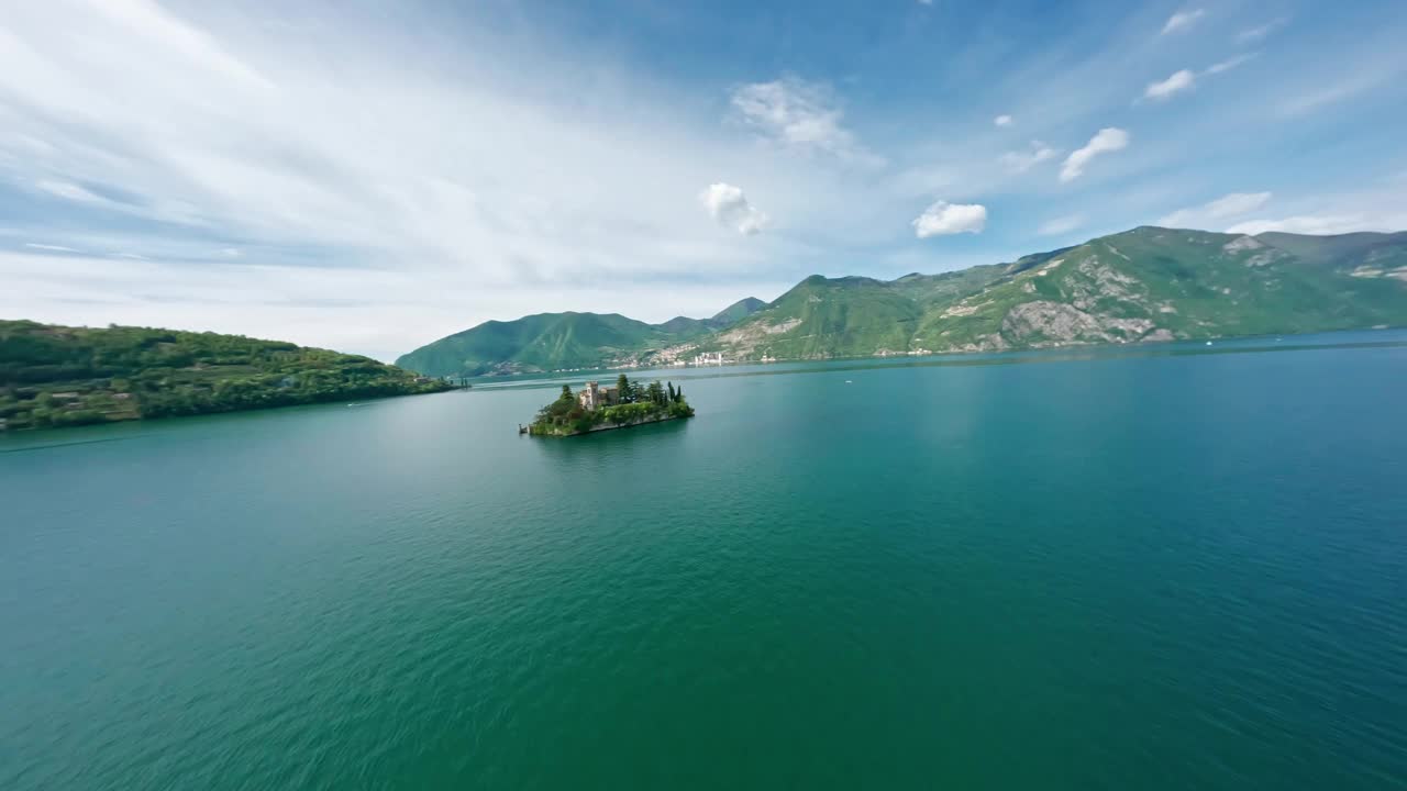 洛雷托岛位于伊塞奥湖，周围群山环绕，海水平静，鸟瞰图视频素材