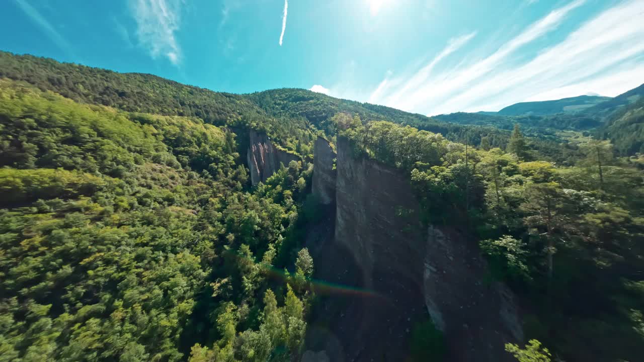 地球金字塔塞贡萨诺在一片郁郁葱葱的绿色景观下明亮的蓝天，鸟瞰图视频素材