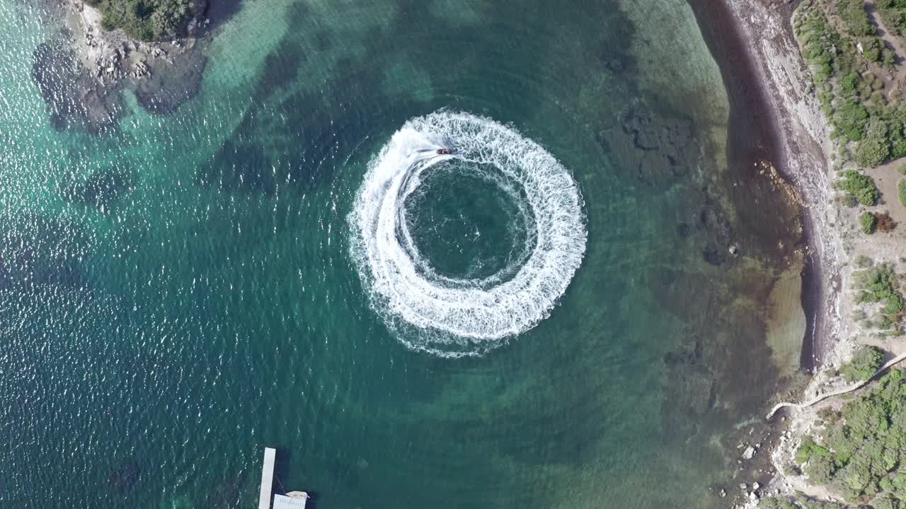 船在撒丁岛碧绿的海水中形成一个完美的圆圈，鸟瞰图视频素材