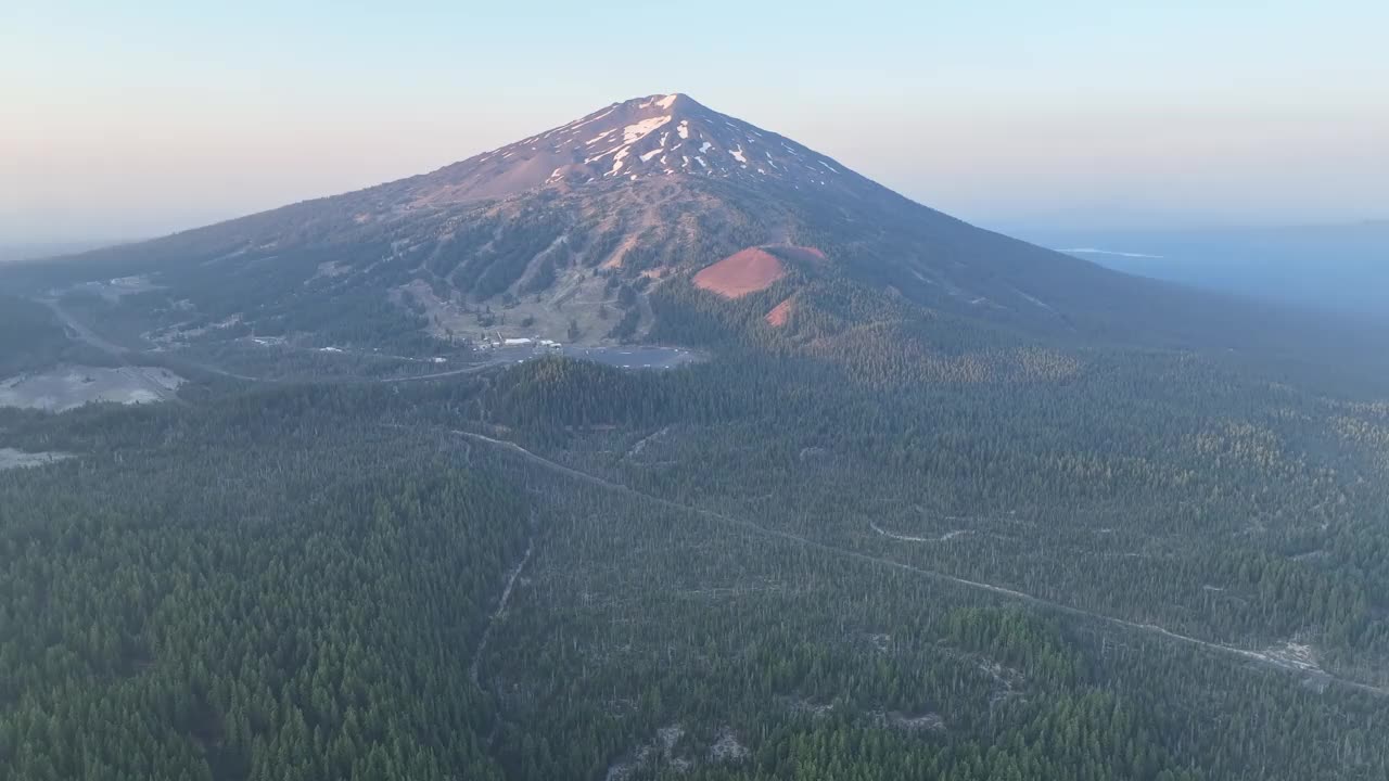 夏季黎明时分，俄勒冈州巴学士山鸟瞰图视频下载