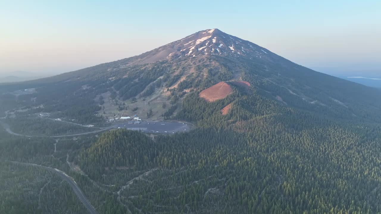 夏季黎明时分，俄勒冈州巴学士山鸟瞰图视频素材