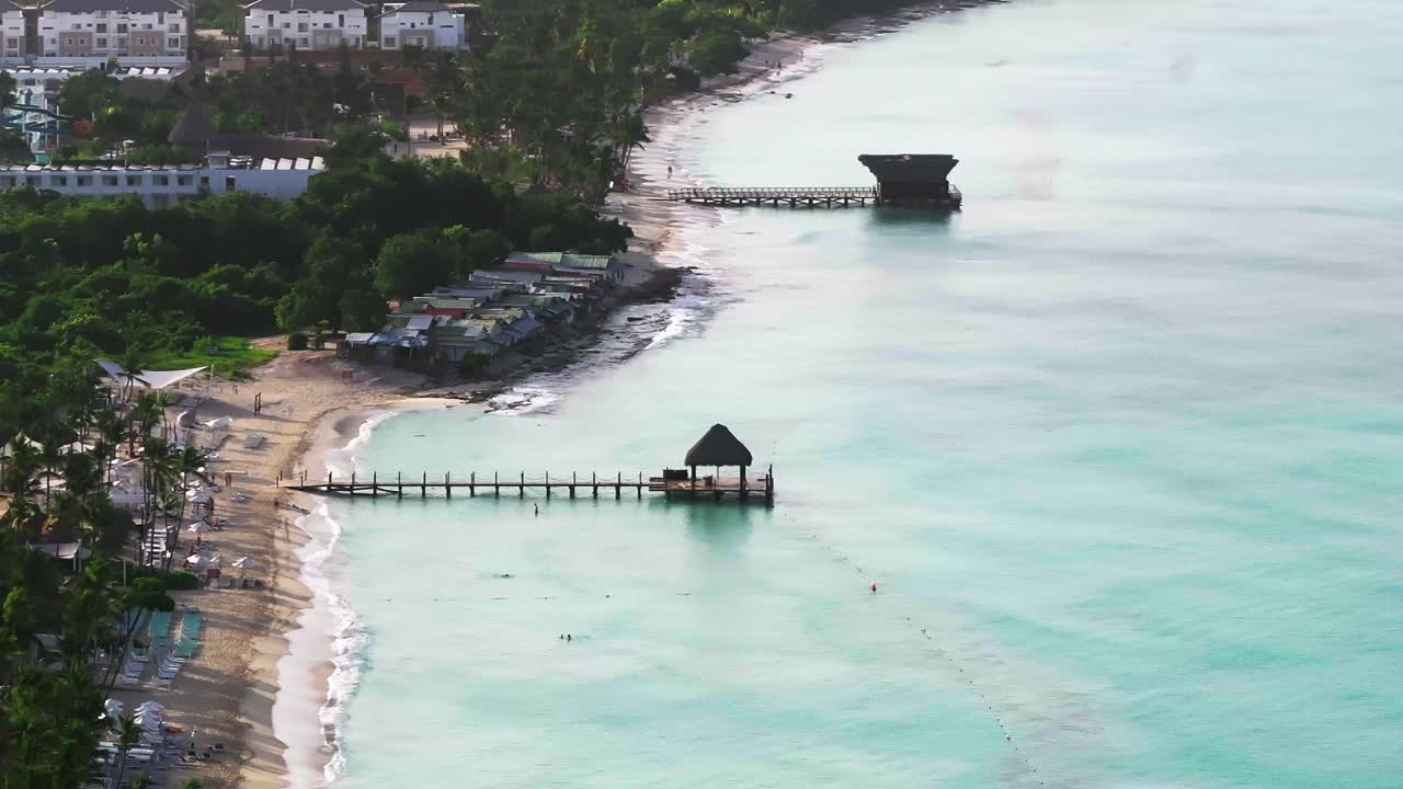 海岸线鸟瞰图和典型的码头背光视图视频素材