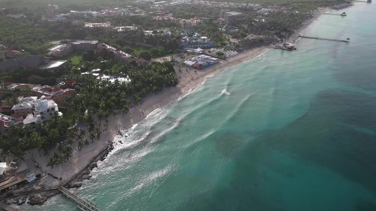 鸟瞰清澈的大海和美妙的海岸视频下载