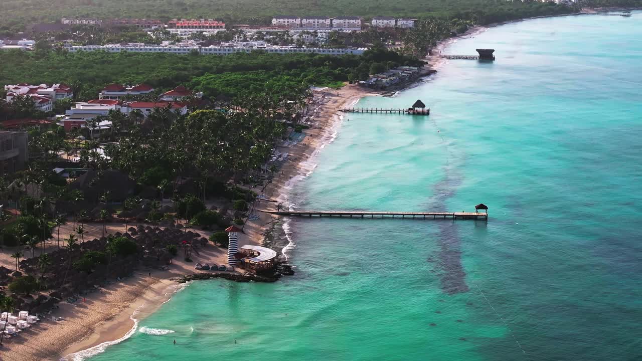 鸟瞰清澈的大海和美妙的海岸线视频下载