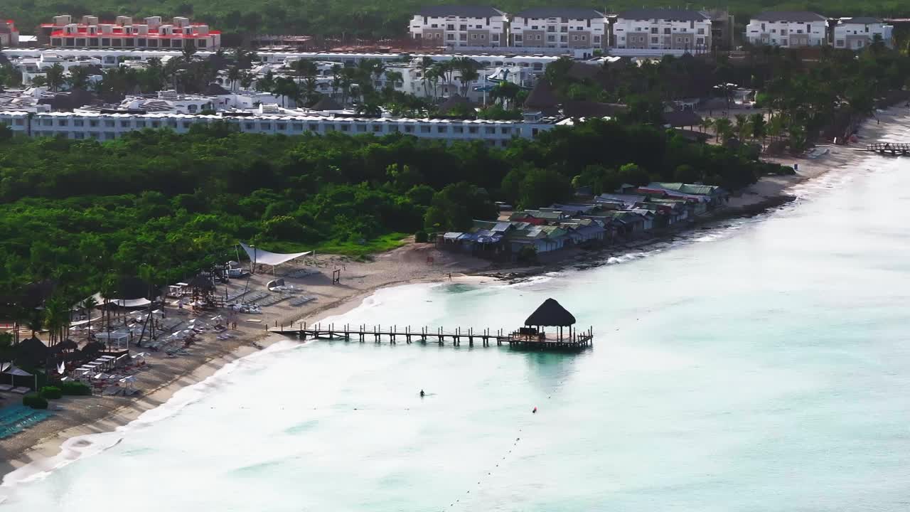 海岸鸟瞰图和典型的码头背光图视频素材