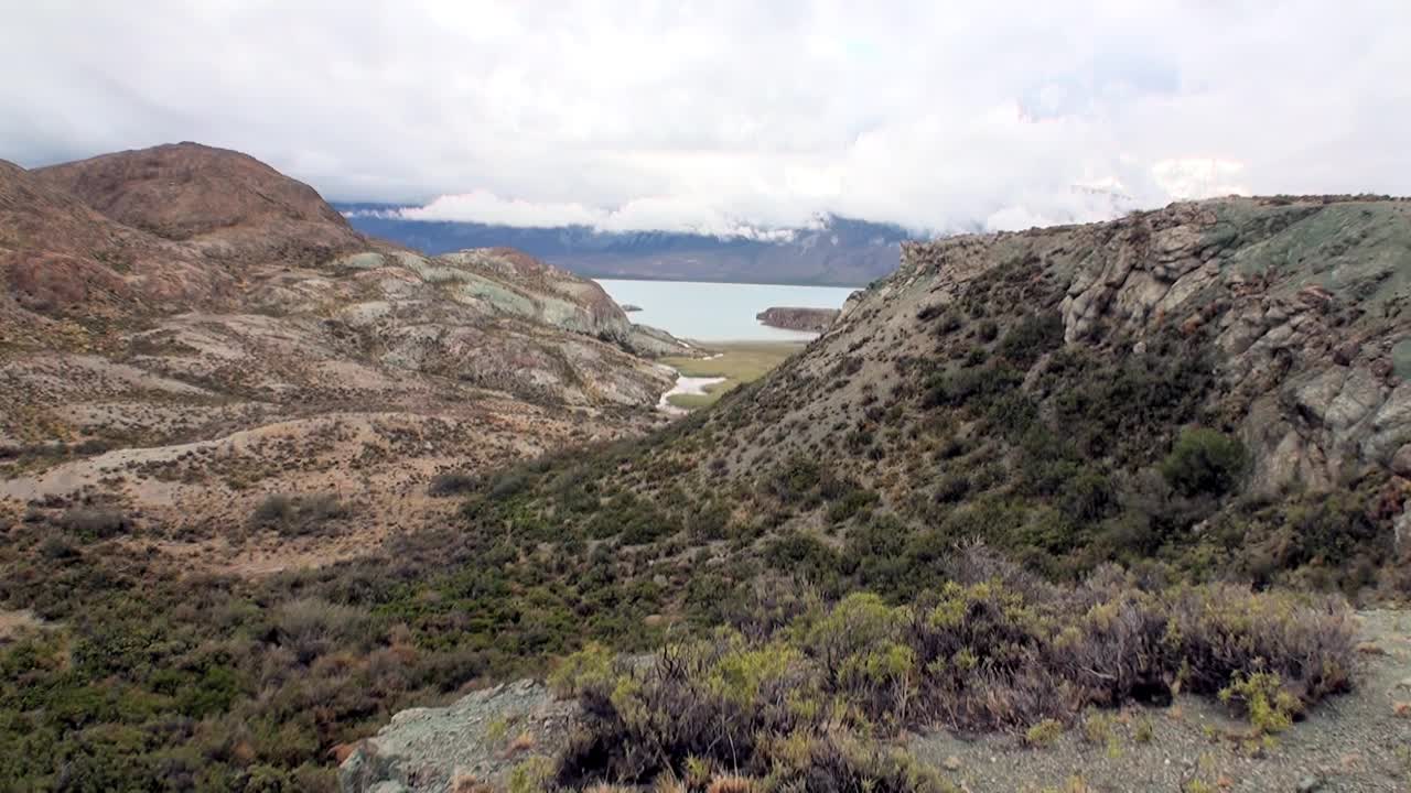 巴塔哥尼亚的山地地形和宁静的湖泊视频素材