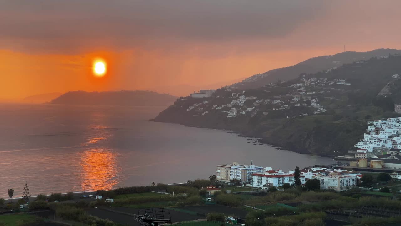 西班牙雨云间的夕阳视频下载