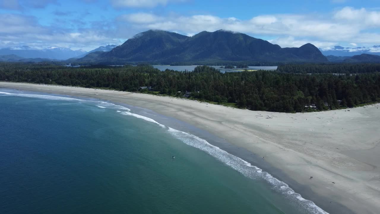 温哥华岛托菲诺海滩的海岸景观，周围环绕着山脉和森林视频素材