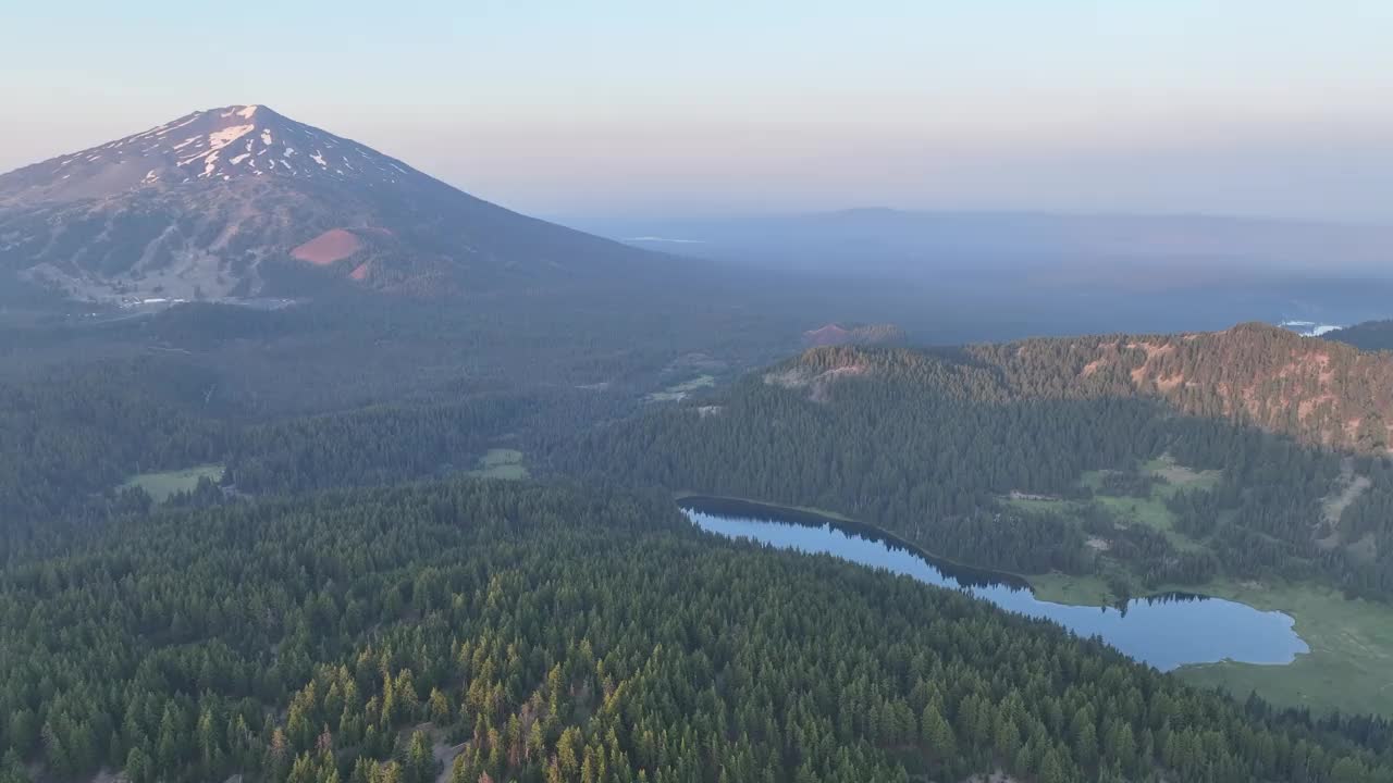 夏季黎明时分，俄勒冈州巴学士山鸟瞰图视频素材