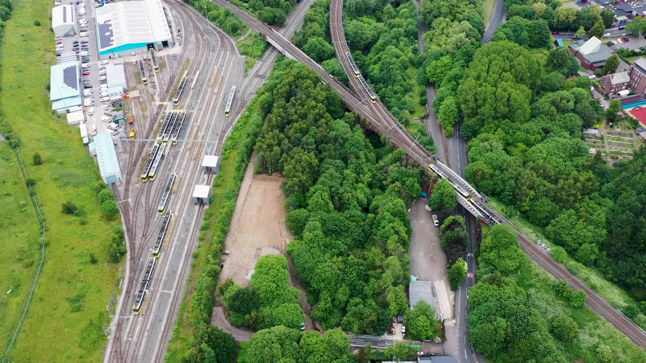 夏季，英国曼彻斯特市的无人机画面显示，在被称为奇塔姆山的城市地区，英国的街道、房屋和火车轨道视频下载