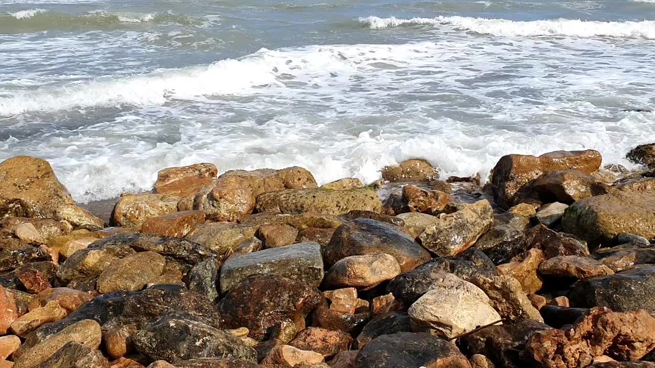 西班牙有岩石海岸线的海。美丽的波浪。在西班牙的科斯塔布兰卡度暑假视频下载