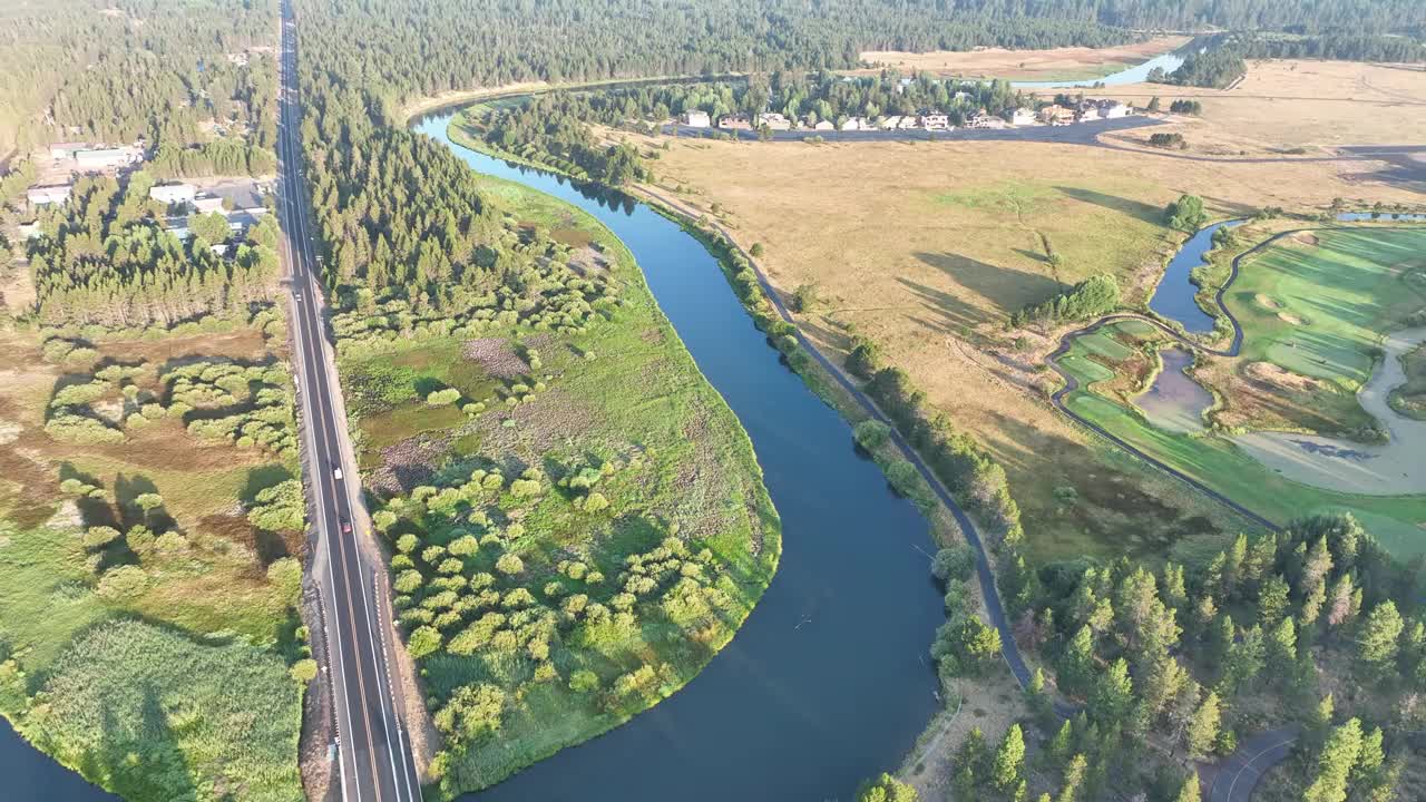 俄勒冈州Sunriver附近的德舒特河鸟瞰图视频下载