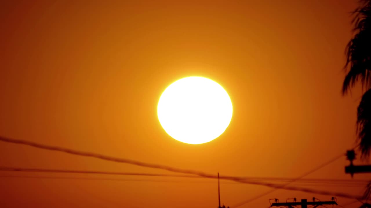 大海上的日落，巨大的太阳在天空中强烈地发光视频素材