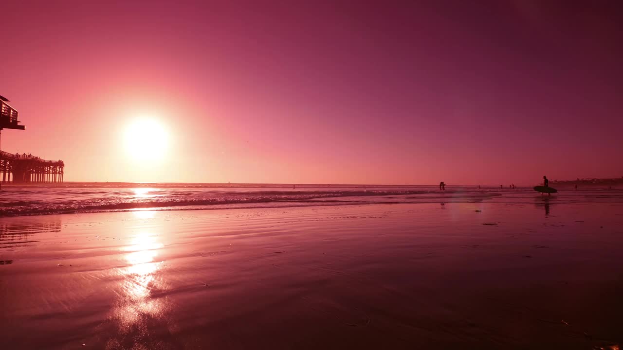 码头上的日落，倒影在4K的水面上视频素材