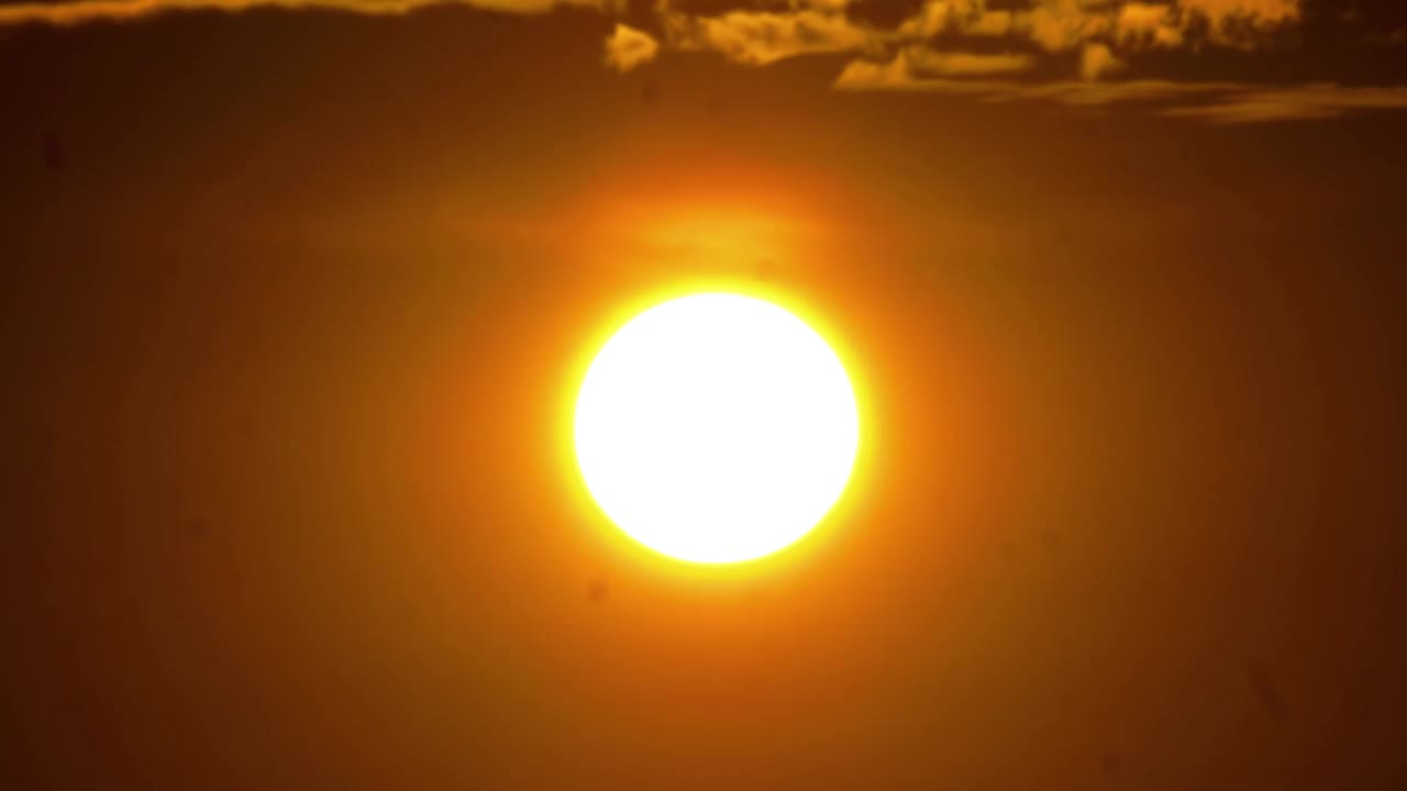 大海上的日落，巨大的太阳在天空中强烈地发光视频素材