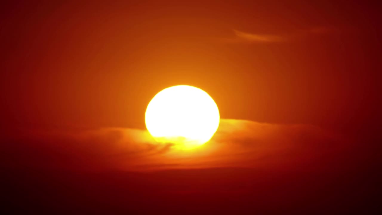 大海上的日落，巨大的太阳在天空中强烈地发光视频素材