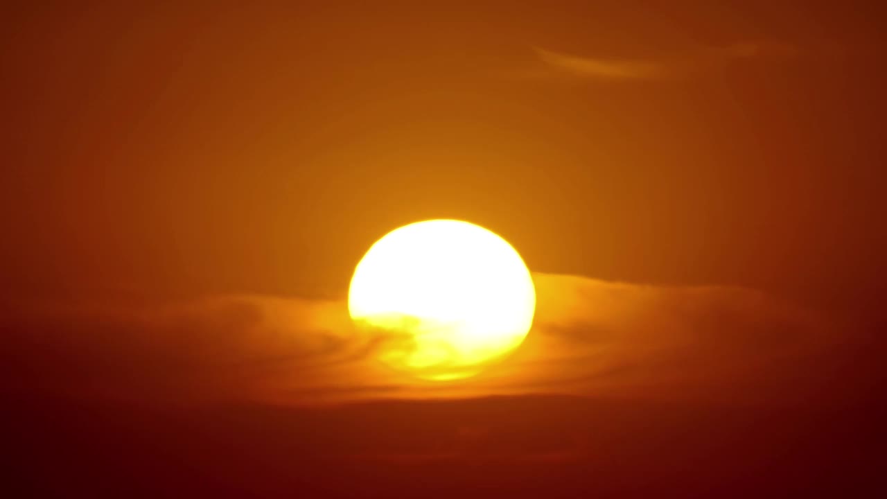 大海上的日落，巨大的太阳在天空中强烈地发光视频素材