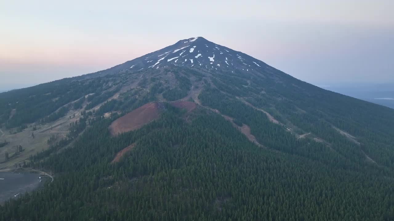 夏季黎明时分，俄勒冈州巴学士山鸟瞰图视频素材