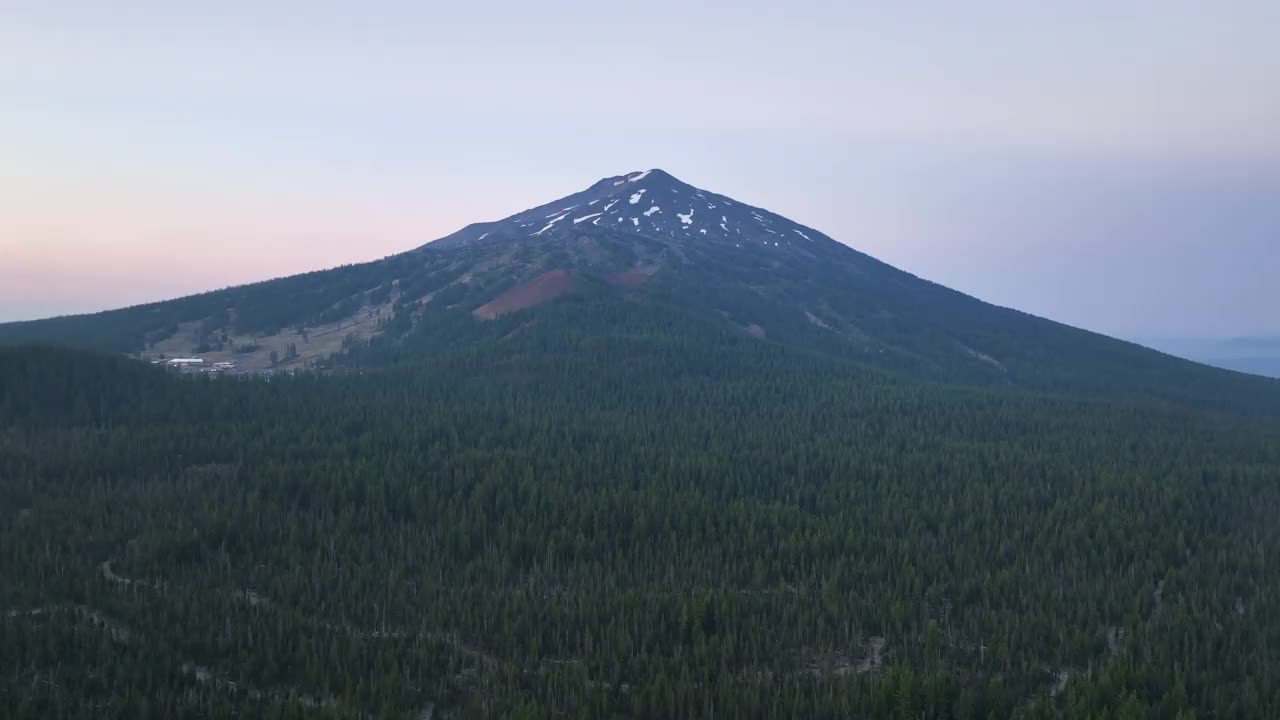 夏季黎明时分，俄勒冈州巴学士山鸟瞰图视频素材