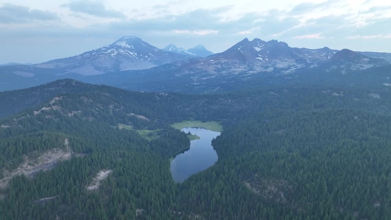 俄勒冈中部山区景观鸟瞰图视频素材