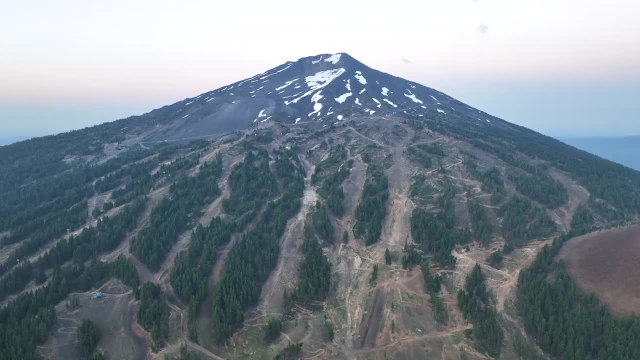 夏季黎明时分，俄勒冈州巴学士山鸟瞰图视频素材