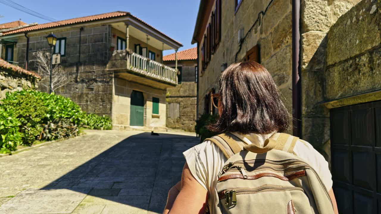 探索古色古香的乡村街的女人视频素材