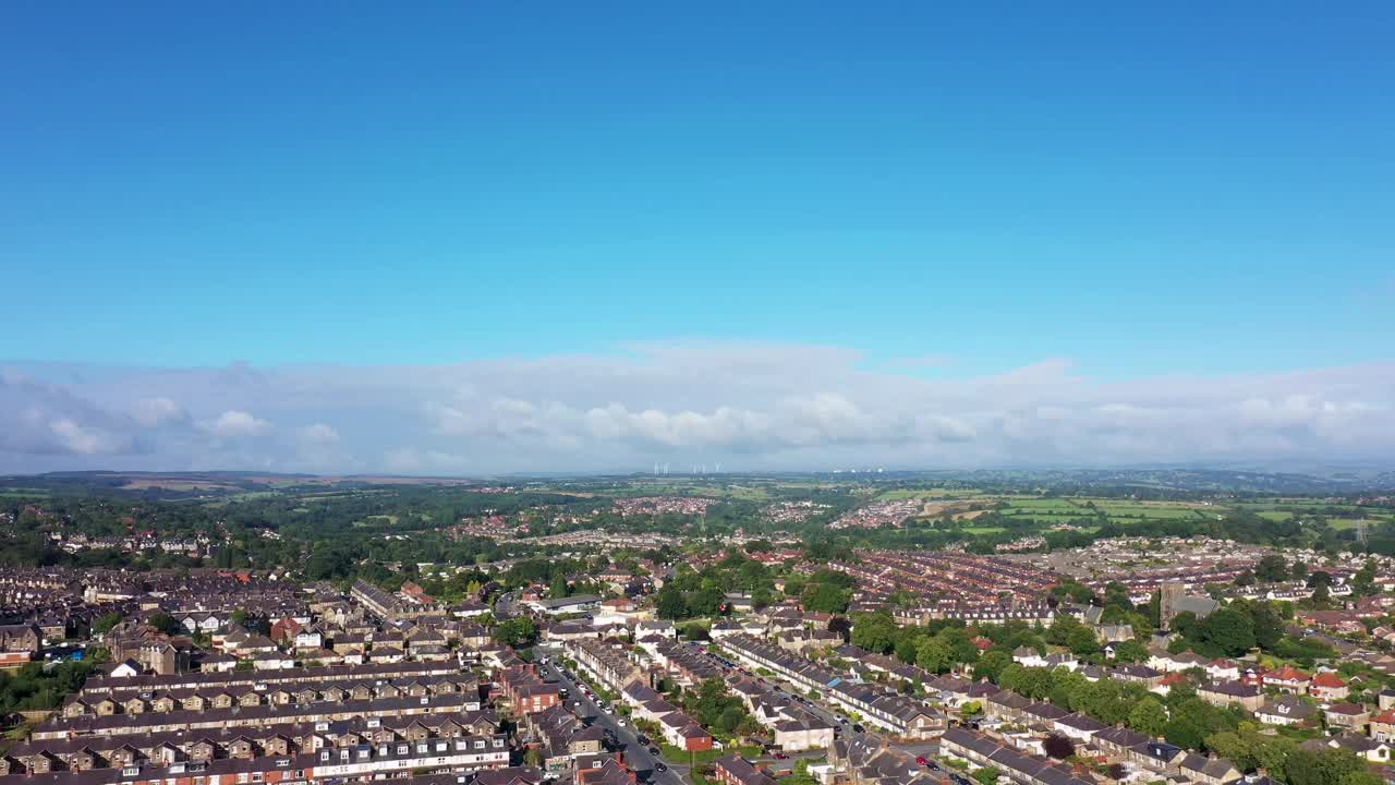 夏季，北约克郡的英国小镇哈罗盖特(Harrogate)在约克郡山谷以东，无人机拍摄的画面显示了住宅区的街道视频下载