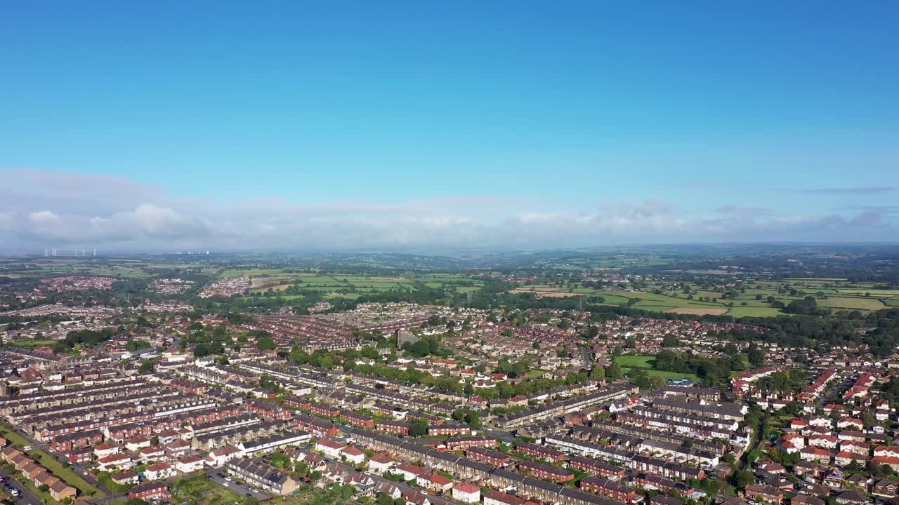 夏季，北约克郡的英国小镇哈罗盖特(Harrogate)在约克郡山谷以东，无人机拍摄的画面显示了住宅区的街道视频下载