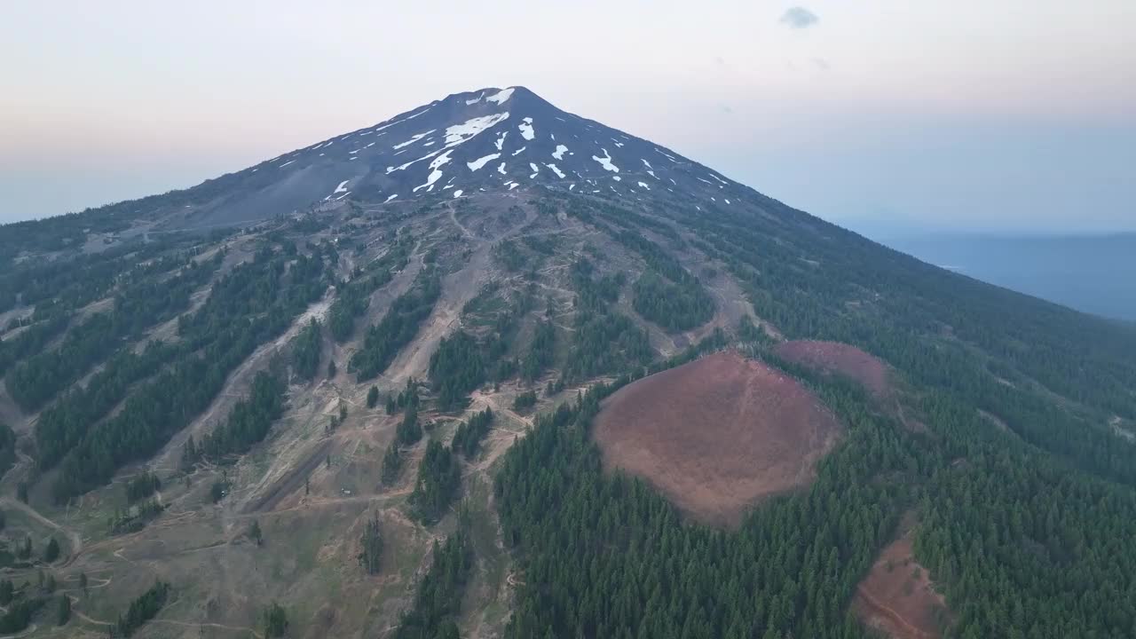 夏季黎明时分，俄勒冈州巴学士山鸟瞰图视频素材