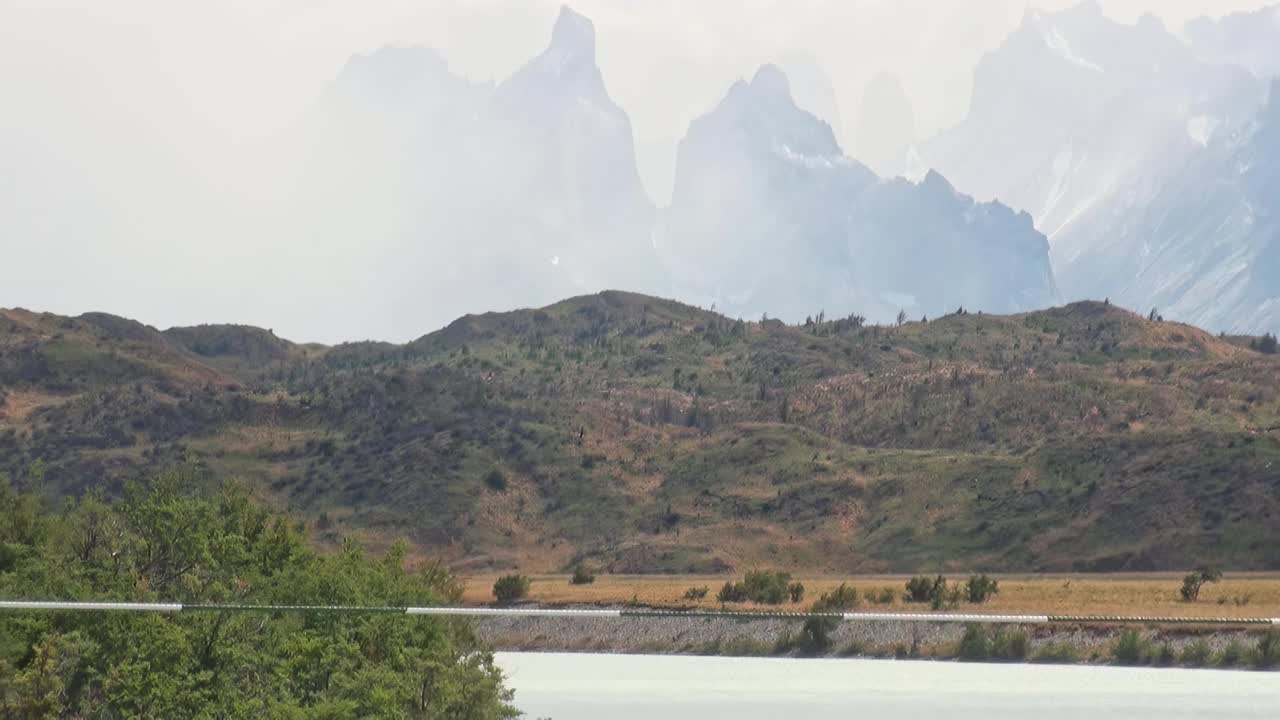 阿根廷巴塔哥尼亚清澈的湖水上的宁静倒影视频素材