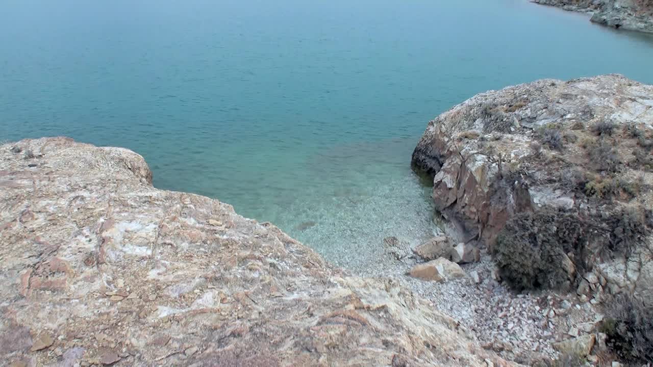 黄昏时分，阿根廷巴塔哥尼亚宁静的山湖逃生视频素材