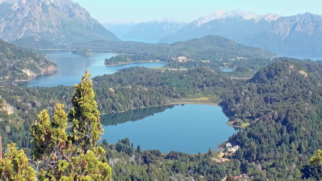 雄伟的山湖景色在巴塔哥尼亚阿根廷晴朗的天空下视频素材