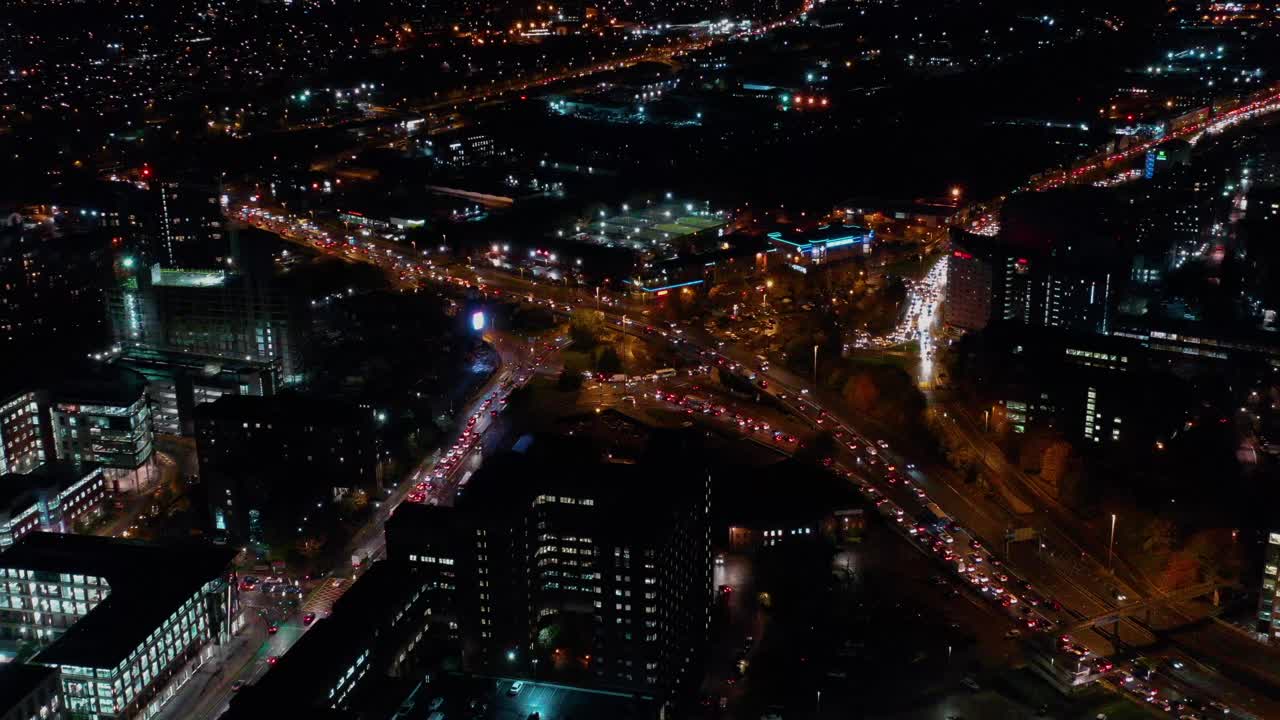 一架无人机在夜间拍摄的利兹市中心的夜间航拍画面显示，西约克郡市中心灯火通明，附近的高速公路上行驶着车辆。视频下载